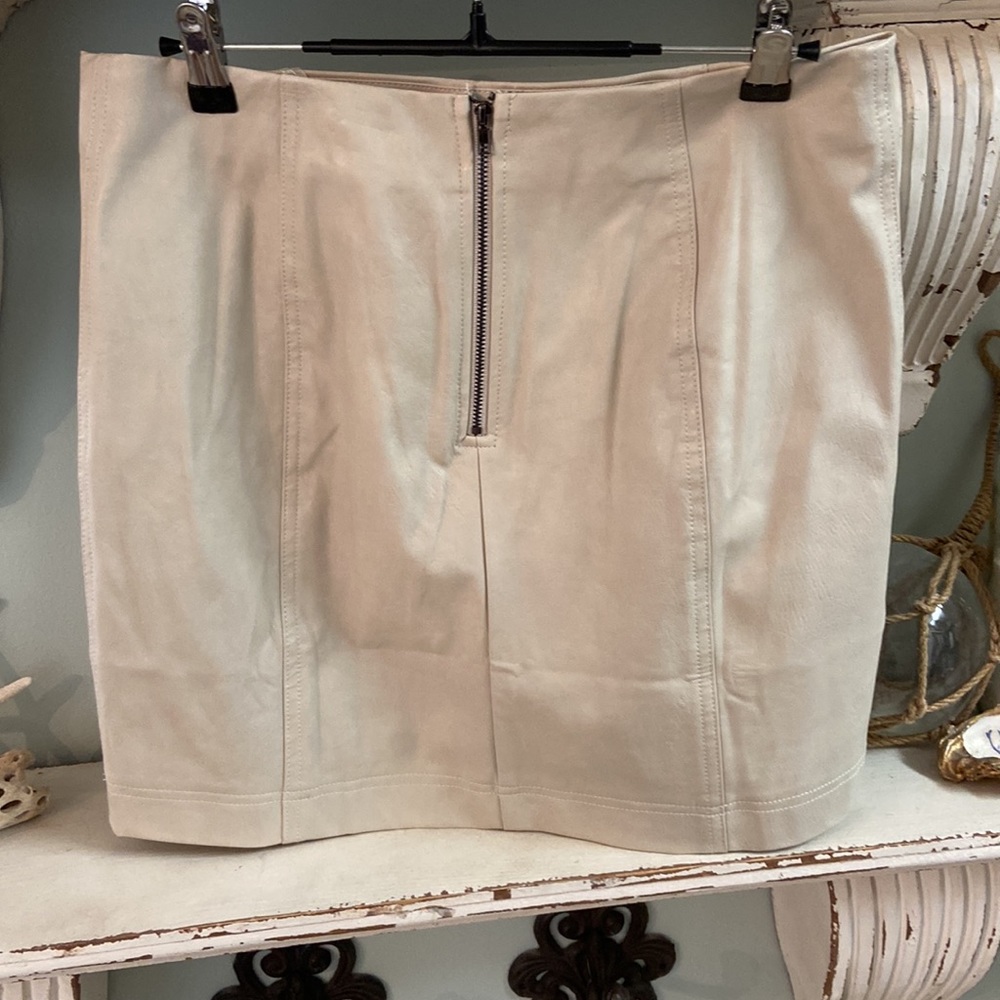 Mini skirt - Picture 3 of 4
